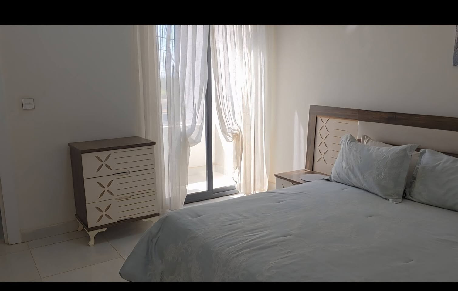 السلام عليكم
يتوفر لدينا دار في مجمع الغدير السكني في كربلاء 
مساحه200 متر 
عدد غرف النوم3✅
ركن طابقين 
طابو صرف 
يباع مع الأثاث وطاقة شمسية للاستفسار اتصل ***********
