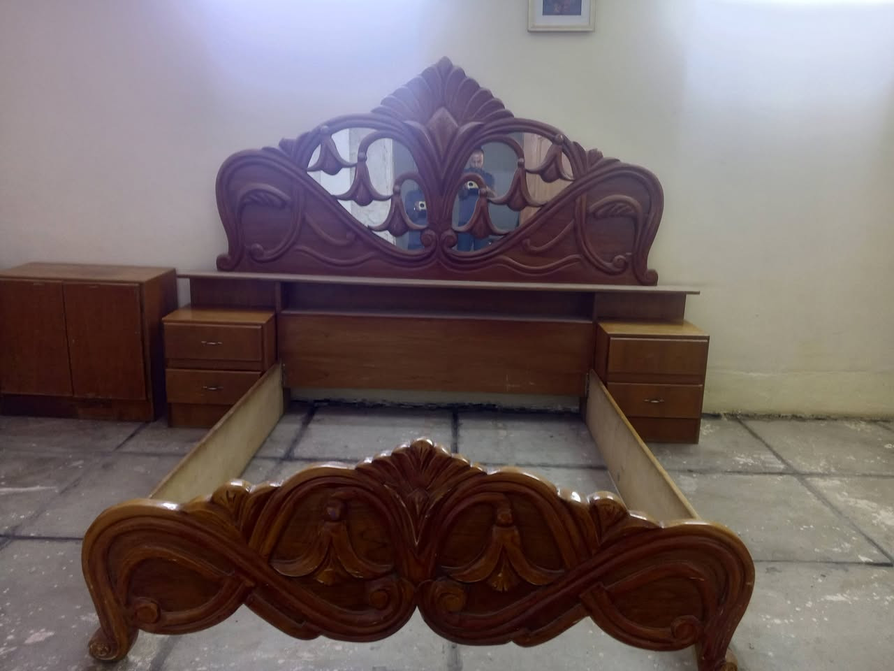 غرفة نوم صاج داخل وخارج تسجام مستعملة نضيفة السعر مليون وبي مجال مكانها بغداد هاتف ***********
