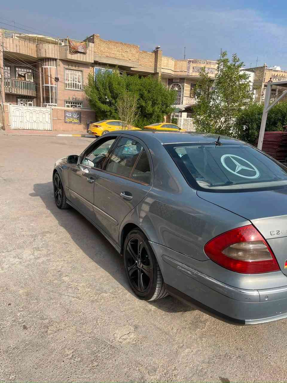 السلام عليكم ... 
مارسيدس 211 ////E200 ///اربعة سلندر 
فئة مميزة بلاد بانزين + منفذ غاز شي مميز 
ضمن الطراز للسيارة يعني من المنشأ 
بيها صبغ بالجاملغ الامامي شبر فقط 
السيارة خير من الله وجاهزة من كلشي 
بأسمي تحويل ثاني يوم  
ونظافه السياره واضحة بالمنشور 
السعر 98$
***********
وبيها مجال ان شاء الله 

العنوان : بغداد
