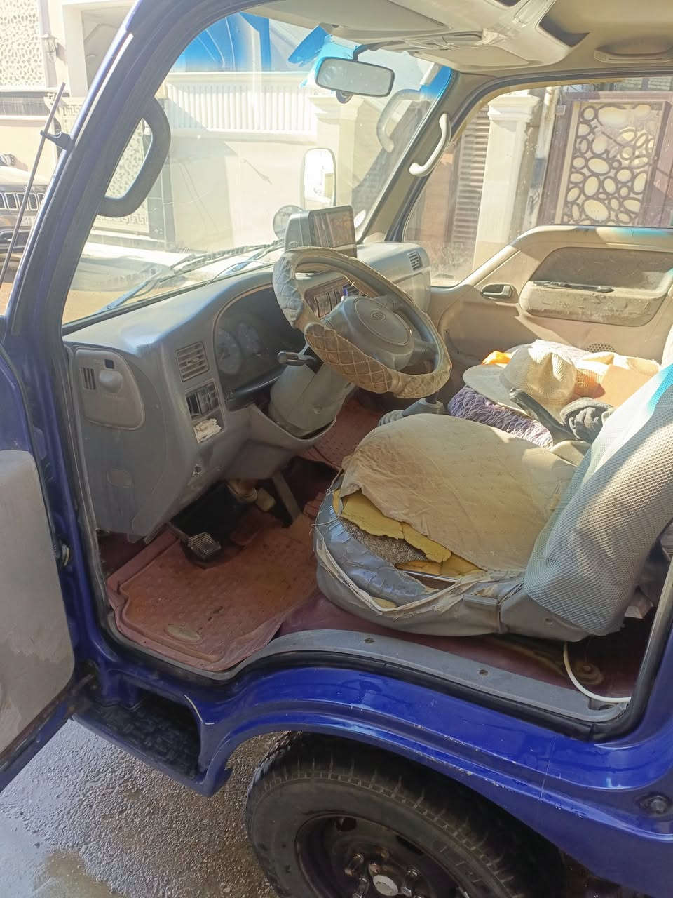 كيه ام عيون 2001 سياره بلاديه بدون ضربه رقم نكليزي بسمي ممتواجد عله لخاص مجفته جديد مابيهه اي نقص  المكان الطوبجي قرب ساحت عدن  الرقم***********
