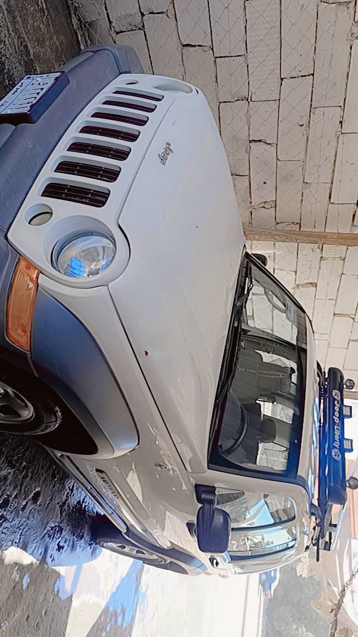 السلام عليكم رمضان كريم 
اخوان عندي جيب لبرتي 2007
مكينه 3.700
كير عادي 
تبريد ثلج 
السعر 77وبيها شويه مجال 
وباقي المور  اتصل 
وتساب ***********
