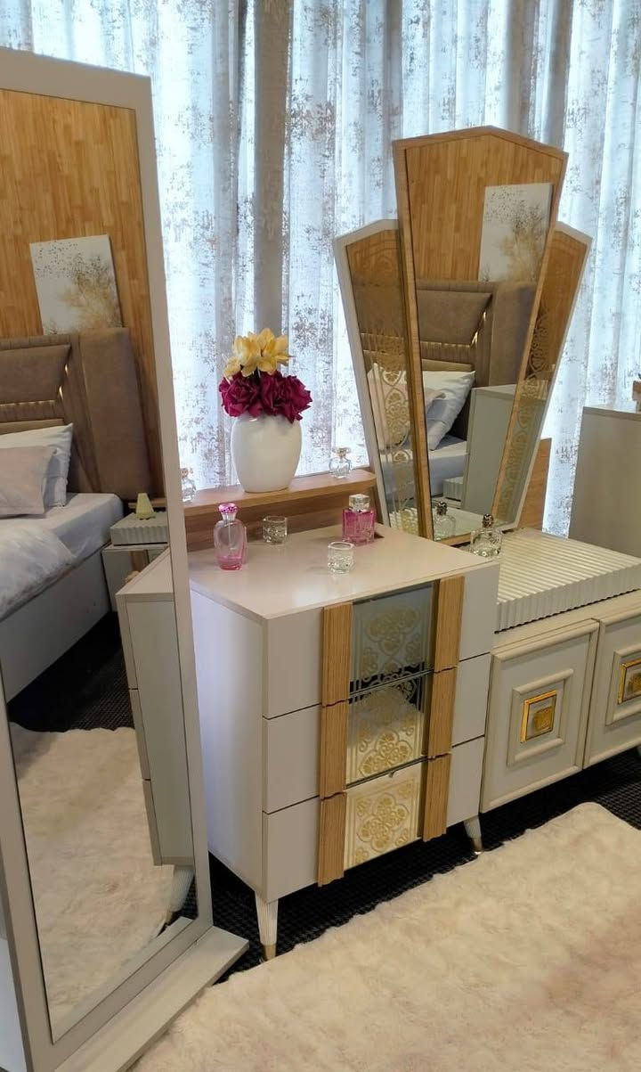 غرفة تركيا مال شركه هوم سنتر نضيفة 100/100 
8 قطع بيها انارة ومخزن بالسرير *********** 
مكان بغداد جسر ديالى القديم ع الزعفرانيه
