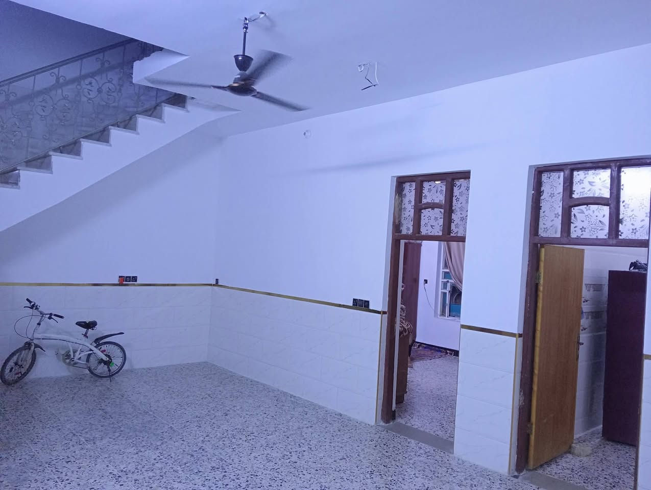 بيت للبيع مساحه 200 متر طابقين الطابق الول غرفتين ومطبخ وصاله وحولي وحمام وترك الطابق الثاني حولي وغرفتين ما كاملات الطابق الثالث صطح العنوان السياحي قرب مقبره الطفال السعر 72وبي مجال للستفسار*********** *********** الشراي خل يجي خاص لحد يعلق ويتعبني البيت مسلح وكامل زراعي سند 25
