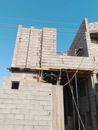 ورحمة الله وبركاتة خلفه بناء بلوك وحجر بسعار مناسبه ورزق عل الله سبحان...