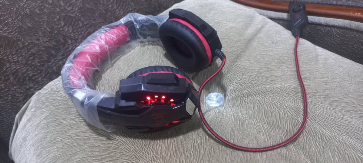 سماعة كيمينك لقطة (أخو الجديد)
السماعة نظيفة كلش (استخدام حشمة) وصوتها محيطي رهيب للألعاب (ببجي/كود).
​المايك صافي جداً والواير أصلي ومغلف.
​تشتغل على الموبايل، الآيباد، البلايستيشن، والحاسبة.
​الإضاءة (LED) مالتها شغالة وتخبل.
​السعر: 25 ألف (بيها مجال بسيط للشراي).
المكان: بعقوبة. 
للتواصل خاص او الرقم ***********
