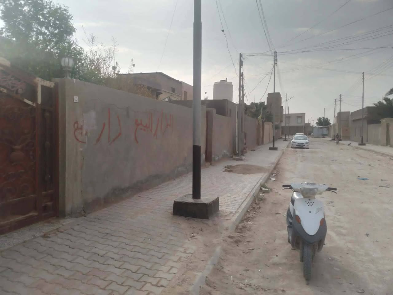 اللهم صل على محمد وال محمد 
بيت للبيع بدور السكك مساحة 300م  قرب اسواق زمزم خامس بيت عن الشارع السكك الرئيسي طابق واحد يتكون من غرفتين وصالة  وهول ومطبخ وحمامات داخلية وحديقة مع بناء اضافي براني بطول 12 متر وغرفه وحمامات خارجية (ملاحظه ) البناء الأضافي هيكل فقط واصل للسكف البيت نضيف ومسكون حاليآ
 السعر المطلوب قفل ( 90) مطلوب( 12)  بألامكان تحويل الطلب ع المشتري للاستفسار اكثر  زيارة  مكتب ارض الذهب للعقارات 
📍 العنوان: الجربوعية الأولى مقابل جامع الإمام الحسن/ او الأتصال 👇
 واتساب 📞 *********** — كرار 
📞 *********** — محمد

على قدر ثقتكم يكون التزامنا
