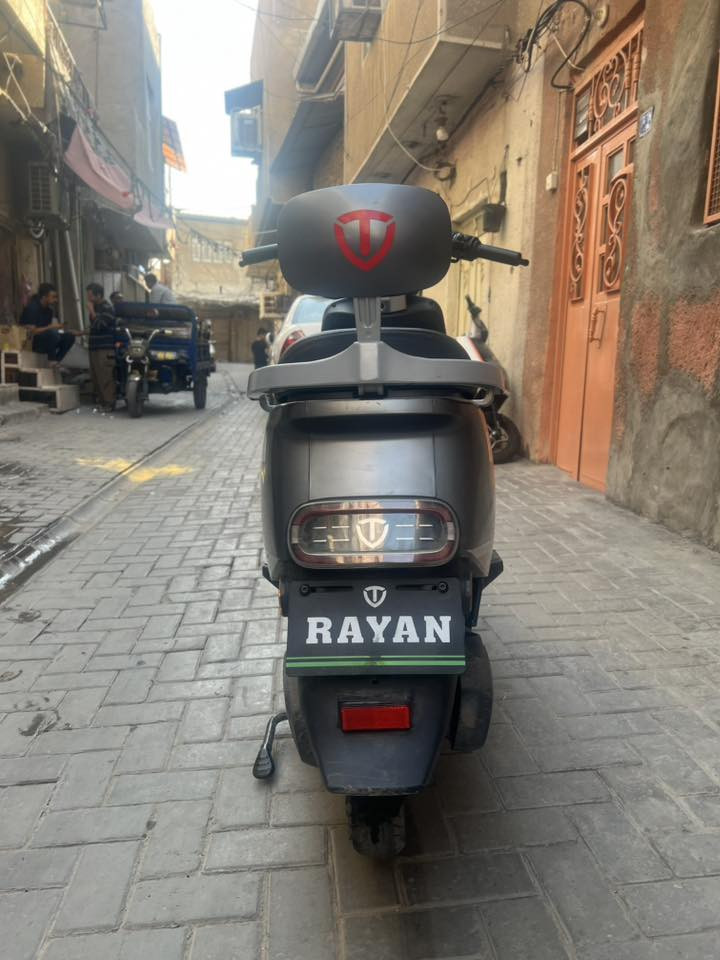 السلام عليكم 
للبيع فقط
ريان (RAYAN)✅
، وتحديداً الإصدار الثاني (موديل 2026) 
والمعروفة محلياً باسم "أم عيون
".المواصفات التقنية: تأتي الدراجة بمحرك بقوة 1200 واط، وتصل سرعتها إلى حوالي
60-65 كم/ساعة.البطارية 
والمدى: تحتوي عادةً على 6 بطاريات
، مما يمنحها مدى يتراوح بين 75 إلى 85 كيلومتر في الشحنة الواحدة.
المميزات الإضافية: تتميز بوجود بصمة تشغيل، وقفل ستيرن (مقود)، بالإضافة إلى شاشة عرض.
الاستفسار ***********
عنواني بغداد شارع الكفاح
