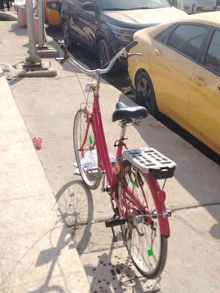 السلام عليكم بايسكل نضيف بناتي حجم 26 هوة وجمبزتة واكو غراض بعد مالاتة مال جمبزة السعر 129وبي مجال 
المكان بغداد الأمين الثانية 
الرقم واتساب فقط ***********
