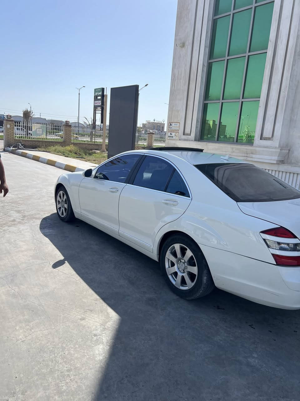 السلام عليكم مارسيدس S500 فوول مواصفات للاخير 
موديل 2007 بأسمي تحويل ثاني يوم رقم بصره الجديد
السياره حيل نضيفه وجديده بالكارتون مابيها اي نقص تبريد ثلج حداده تخم تاير للاستفسار *********** العنوان البصره
