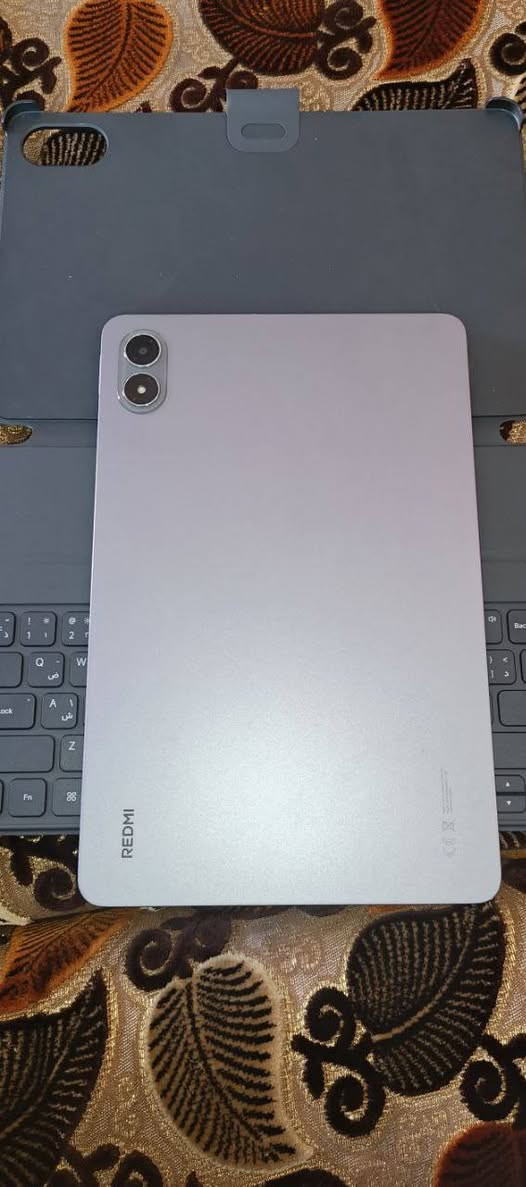 الشاشة 12.1 بوصة، نوع LCD بدقة 2.5K (2560 × 1600)
معدل التحديث يصل إلى 120 هرتز
السطوع حوالي 500 نيت (قياسي) / حتى 600 نيت في وضع HBM
المعالج Qualcomm Snapdragon 7s Gen 4
الذاكرة العشوائية (RAM)  8 جيجابايت
التخزين الداخلي  256 جيجابايت (نوع UFS 2.2)
قابلية التوسعة يدعم بطاقة microSD حتى 2 تيرابايت
الكاميرا الخلفية عدسة بدقّة 8 ميغابكسل
الكاميرا الأمامية عدسة بدقّة 8 ميغابكسل
البطارية سعة كبيرة تبلغ حوالي 12,000 مللي أمبير
الشحن السريع دعم شحن سلكي بقوة 33 واط
الشحن العكسي يدعم شحن الأجهزة الأخرى بـ 27 واط عبر الكابل
الصوت أربعة مكبّرات صوت (quad speakers) مع دعم Dolby Atmos و Hi-Res Audio
الأبعاد حوالي ‎279.80 × 181.65 × 7.5 مم
الوزن يقارب 610 غرامًا
الاتصالات والإضافات منفذ USB-C، مقبس سماعة 3.5 ملم، دعم مستشعرات متنوعة مثل التسارع والاهتزاز والإضاءة
     النظام( Android ( Redmi Pad 2 Pro استفسار واتساب *********** السعر 370بي مجال بسيط
