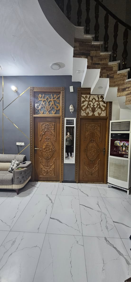 بيت جديد حي  الوائلي مساحه ٢٠٠ بي غرفتين  نوم 
وصاله ومطبخ واستقبال اربع صحيات وحده بالغرفه
بناء درجه اولى صب مركزي مطلوب اسكان ١٩
للاسفسار
***********

***********
