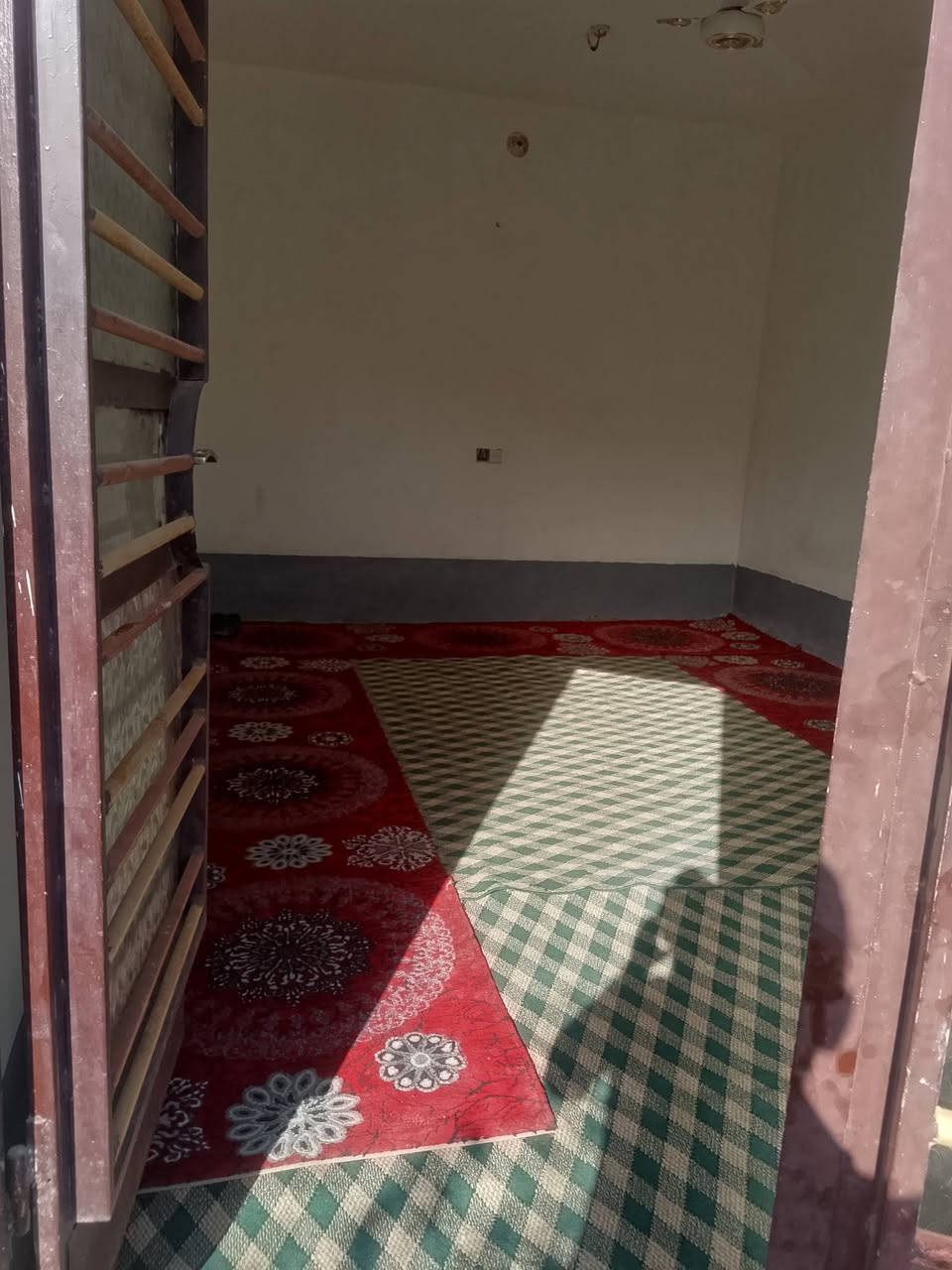 سلام عليكم بيت البيع فئ حي رشيد مساحه 250 مكون من غرفتين 5/6 وصاله10/4 وستقبال7/4 حمام داخلية صحيات خارجيه كمل خدمات مي صونتين مسحوبله يعني كامل مكمل/***********
