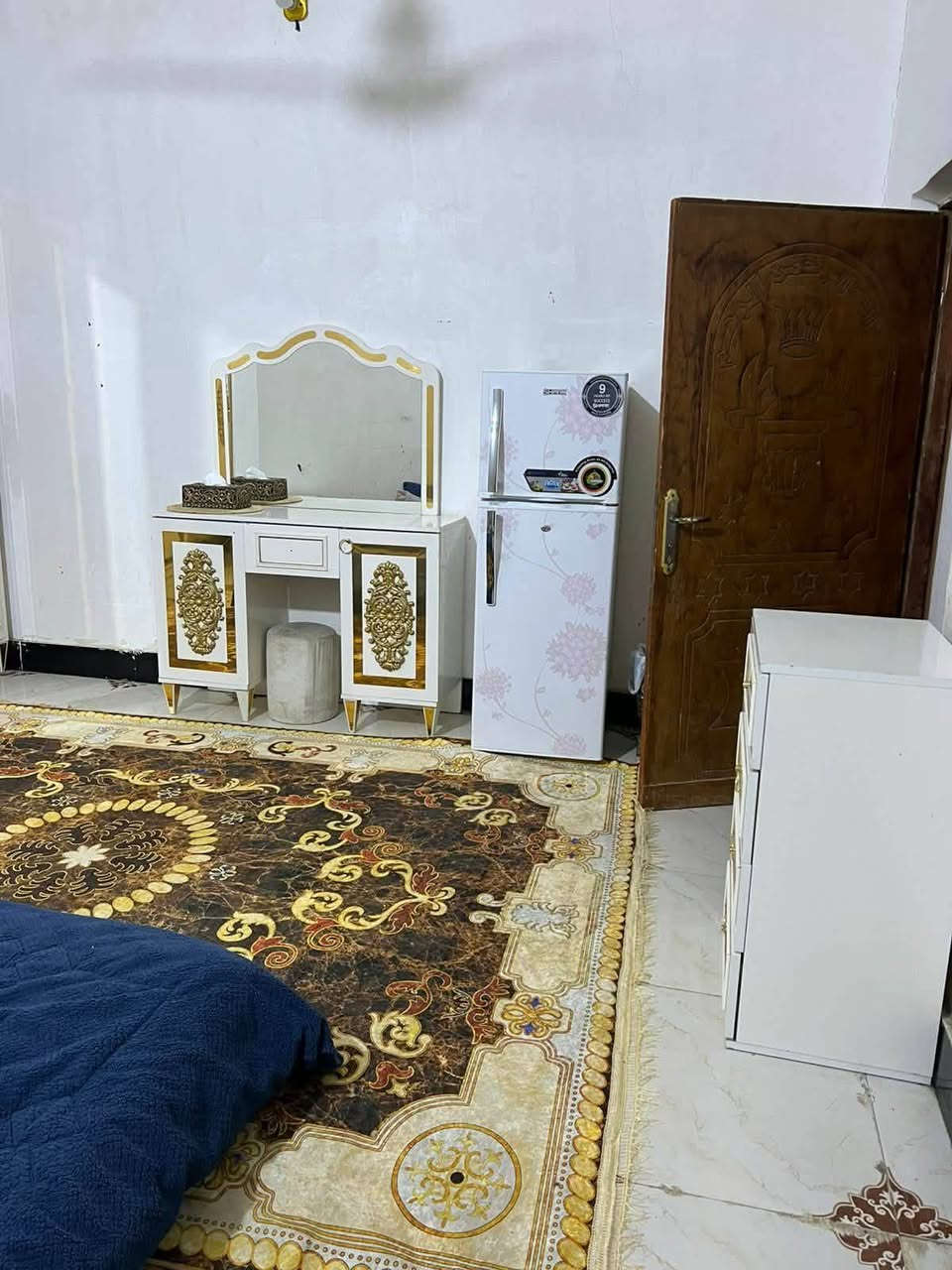 السلام عليكم بيت للبيع زراعي العنوان حي الجامعة الصخيين قبل لاتوصل للجسر قبل شارع المهندس فرع اسماك الفاخر يبعد عن الشارع الرئيسي ١٨٠متر
المساحه ١٤٠متر بناء طابوق +بلوك اعكاده يحتوي على دوانيه ومطبخ وصاله جبيره وغرفتين وصحيات خارجيه داخليه  الستاره طابوقه موجود 
السعر ٦٠وبي مجال للاستفسار اكثر او للمزيد من العروض الاتصال على الرقم التالي ***********
