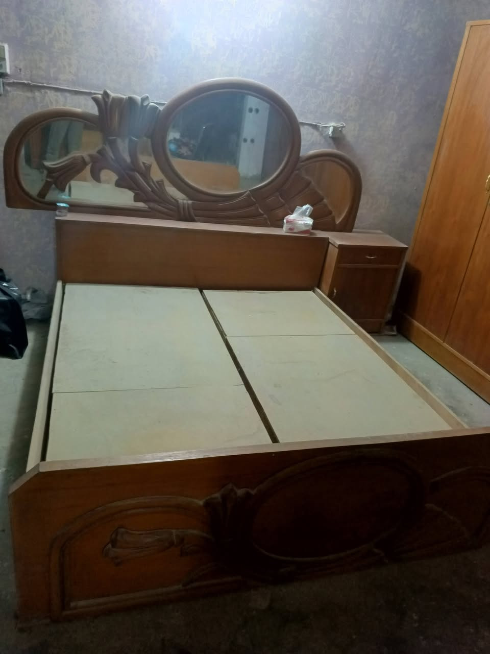 السلام عليكم ورحمة الله وبركاته غرفه اخت الجديده ست بيبان ما مستعمله بس متروكه ومابيها اي ضرر وكبالك الغرفة موضحه بالصور وكلش نضيفه 350الف مكاني بغداد الحريه الدور 
رقم *********** وبي واتساب 
ومازنجر موجود
