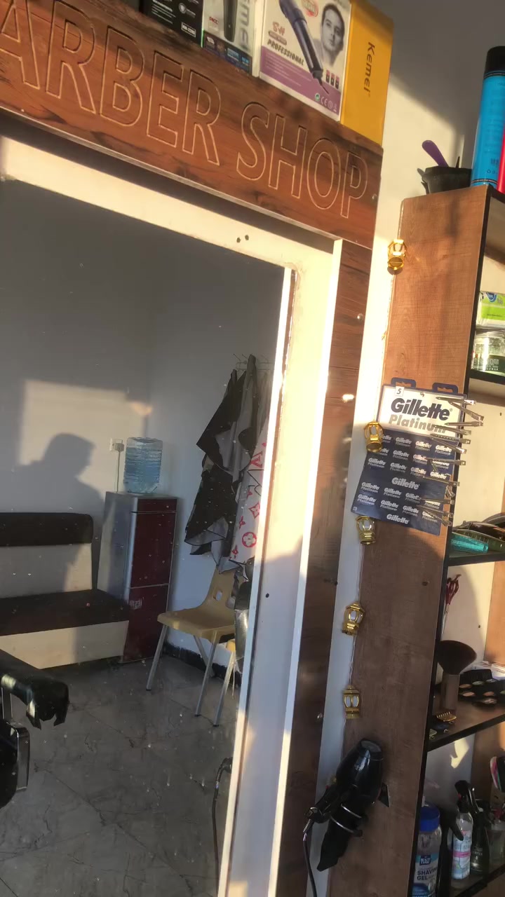 سلام عليكم محل حلاقه للبيع السعر ٨٠٠ الف وبي مجال بسيط العنوان كربلاء حي الفارس مقابل محطه الفارس الرقم ***********
