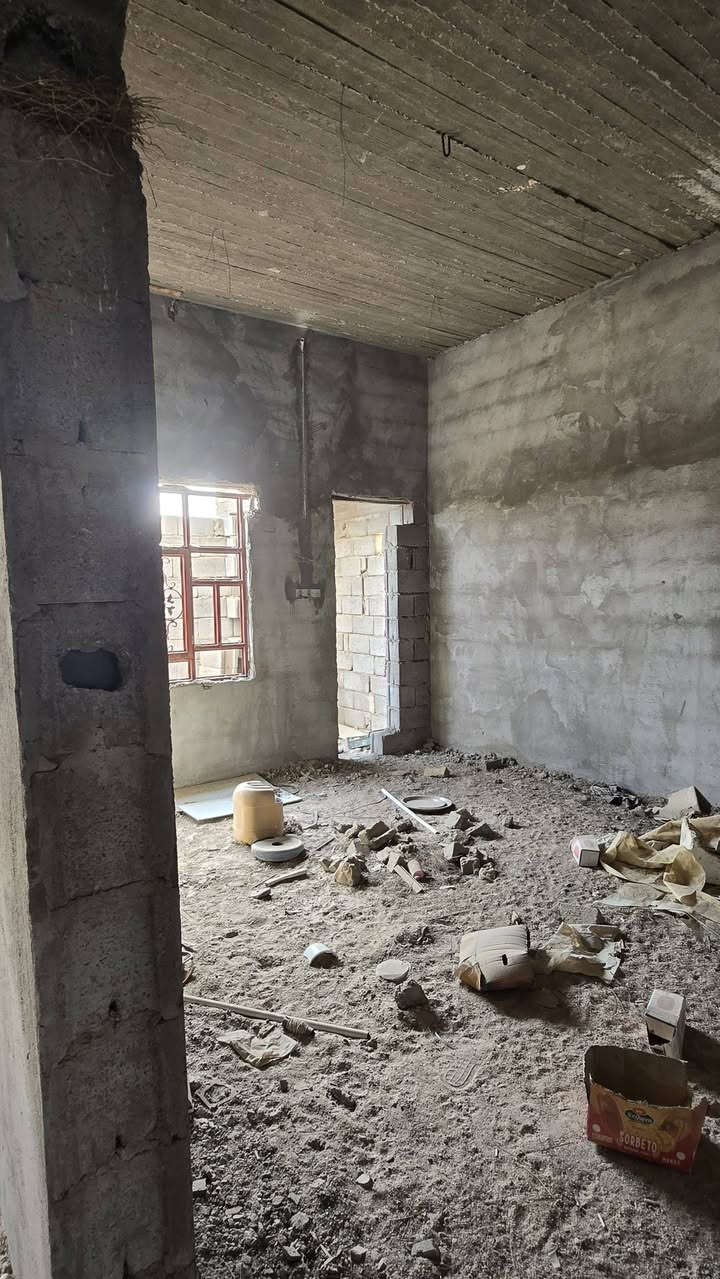 سلام عليكم
بيت للبيع مفوض بالطابو
المساحة الكلية 430 متر مساحة البناء 200
يبعد 500 متر عن الشارع الرئيسي
3 غرف 
كهرباء مؤسسة 
للاستفسار اتصل على الارقام 
0780 113 8278 واتساب
*********** هاتف
