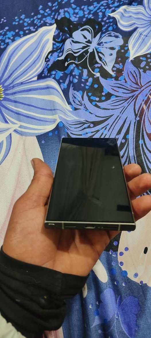 سلام عليكم الترا 24 مستعمل شهر ونص تقريبا فول نضافه غراضه كامله للبيع ***********
