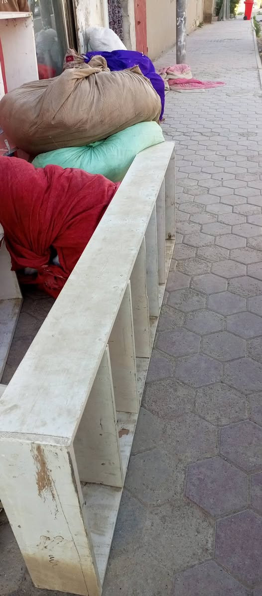 للبيع رفوف العرض الحذيه
ستانات محل كمل من الاحذيه 
***********
