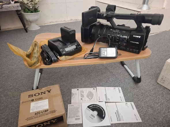 ✅ الموديل  Sony HXR-MC2500

🎥 أهم المواصفات الفنية للكاميرا Sony HXR-MC2500

🔹 المستشعر (Sensor)

نوع المستشعر: Exmor R CMOS

الحجم: 1/4 بوصة

أداء جيّد في الإضاءة المنخفضة مقارنةً بكاميرات الفئة نفسها.

🔹 العدسة (Lens)

تكبير بصري 15× (واضح على العدسة في صورك).

بعد بؤري: 29.8mm إلى 447mm (مكافئ 35mm).

فتحة عدسة: f/1.8 – f/3.4.

🔹 نظام التسجيل (Recording)

يسجّل فيديو بصيغة AVCHD 2.0.

دقة التصوير:

1920×1080 (Full HD) بمعدل 50p / 50i.

1280×720 حسب الإعدادات.

وسائط التخزين:

ذاكرة داخلية 32GB.

منفذ بطاقة SD/SDHC/SDXC.

🔹 الصوت (Audio)

مدخل مايكروفون XLR احترافي (غالبًا يكون في النسخة الكاملة مع حامل المايك).

تسجيل صوت Dolby Digital.

تحكم يدوي بمستوى الصوت (واضح على لوحة التحكم في الصور).

🔹 الشاشة والبحث (Viewfinder & LCD)

شاشة قابلة للطي بحجم 3.0 بوصة.

منظار إلكتروني EVF قابل للتعديل.

🔹 مميزات أخرى

مثبت بصري Optical SteadyShot.

خيار NightShot للتصوير الليلي بالأشعة تحت الحمراء.

بطاريات كبيرة من نوع NP-F (الصور تظهر عدة بطاريات وشاحن Sony أصلي).

📦 الملحقات 

2 بطاريات Sony NP-F.

شاحن أصلي مزدوج.
حقيبة sony أصلية .

شاشة الكاميرا مفتوحة.

حامل كتف مدمج (Shoulder Mount Style).

✅ مزاياها للاستخدام الإعلامي / الصحفي

1. جودة فيديو عالية:

تسجّل بدقة Full HD (1080p) بصيغة AVCHD، وهي مناسبة للتغطيات الإخبارية والفيديو الصحفي. 

2. أداء جيد في الإضاءة المنخفضة:

المستشعر Exmor R يمكنه العمل عند إضاءة منخفضة (حتى 0.8 لوكس في وضع SD) حسب المواصفات. 

يوجد ضوء LED مدمج في الكاميرا، ما يساعد عند التصوير في أماكن مظلمة. 

3. استقرار التصوير:

تصميم الكتف (shoulder-mount) يمنح استقرارًا جيدًا للتصوير اليدوي، وهو مهم جدًا عند تغطية أحداث ميدانية، مؤتمرات، أو مقابلات. 

4. صوت احترافي:

التحكم اليدوي في الصوت موجود (كما رأينا في مواصفاتها)، ويمكن استخدام مايكروفونات احترافية (XLR في بعض نسخ الكاميرا) — مهم جدًا للتسجيل الصحفي حيث جودة الصوت ضرورة.

بعض العروض تتضمن مايكروفون مثل Audio-Technica مرفق. 

5. ارتباط لاسلكي وتحكم:

تدعم Wi-Fi للتحكم عن بعد أو المراقبة. 

6. ذاكرة داخلية + بطاقات خارجية:

تحتوي على ذاكرة داخلية (حسب بعض المصادر)، بالإضافة إلى إمكانية استخدام بطاقات SD لتخزين إضافي.
مخصصة للعاملين في:
مجال الإعلام والصحافة 

تصوير الأعراس

الفيديو الوثائقي

تغطية الفعاليات

تسجيل الخطب والمحاضرات
السعر  مليون وخمسمائة ألف دينار كاميرا جديدة غير مستخدمة
الإتصال على الوتساب *********** أو وتساب *********** العنوان كربلاء المقدسة شارع أبو طالب .
