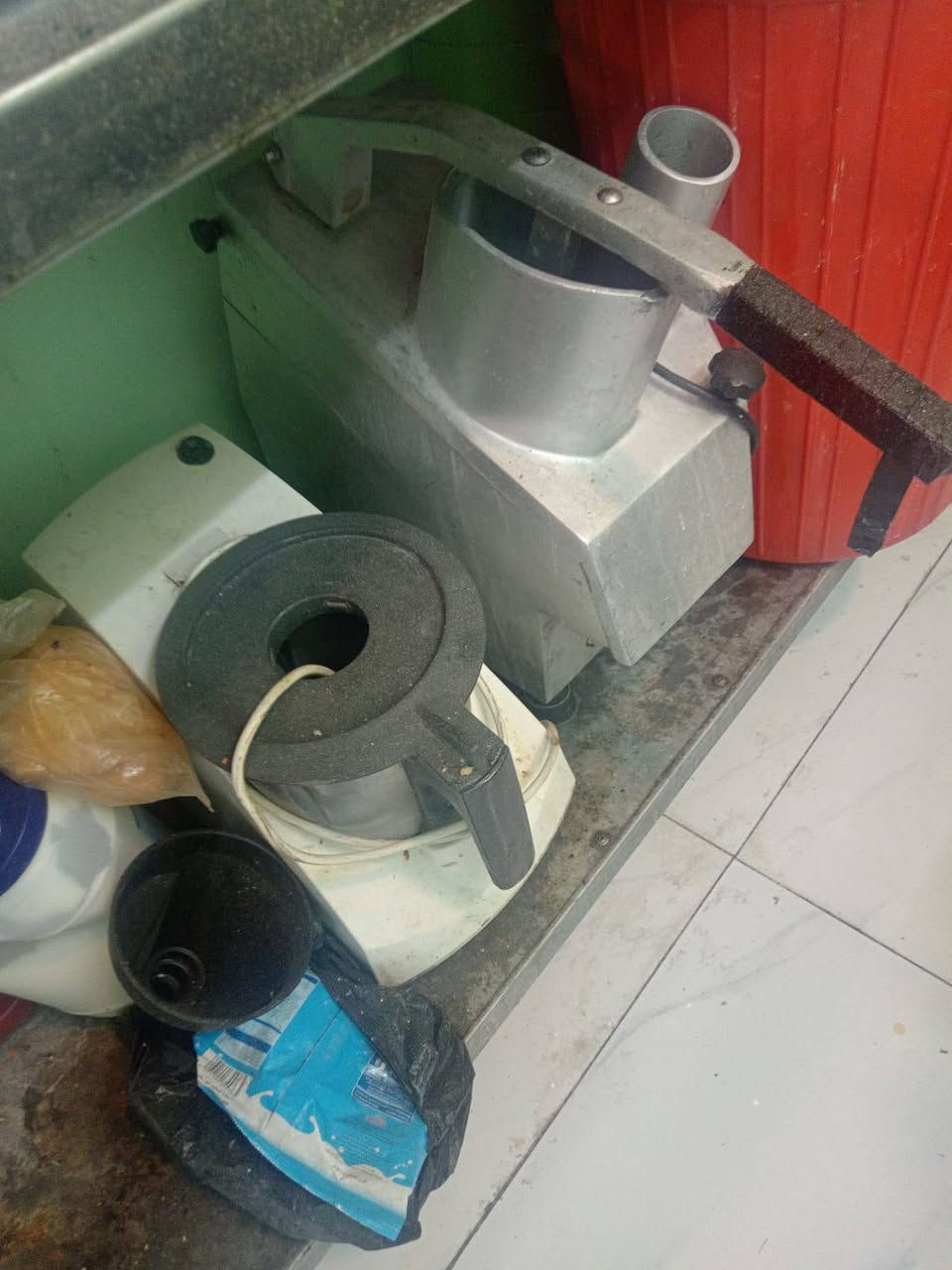 ميز ٢  لواحد ٧٥

الشوايه كص ومعداتها كامله ٢٠٠
كيزراصلي ضغط عالي مال بوستر... 200
مكينه ثرم فلافل 250
مكينه ثرم زلاطه مع 3 أقراص... 350
خلاط حمص... 120
حمايه ريزوكهرباء سل ستيل.. 125
حمايه حمراء فلافل كنتاكي... 125
طباخ فلافل مع طاوه ستيل 100
بلانمان كبير عميق الواحد 10 الف 
بلانك عميق صغير 5الف
نواعم كلهم.. 100 الف
كاونتر الأخضر 150 الف 
عاضه جام المنيوم.. 75
شمسيه متحركه نظيفه جدا... 250 الف

عارضة مقبلات منقصه غاز.. 100 الف
طباخ منضدي ستيل 3 عيون قلايات وعين طبخ.. 200
مجمده شغاله كبيره 200
مراوح جداريه وحده 35 الف
بغداد الشعب تواصل *********** 
واذا شلع سعرهن يختلف
