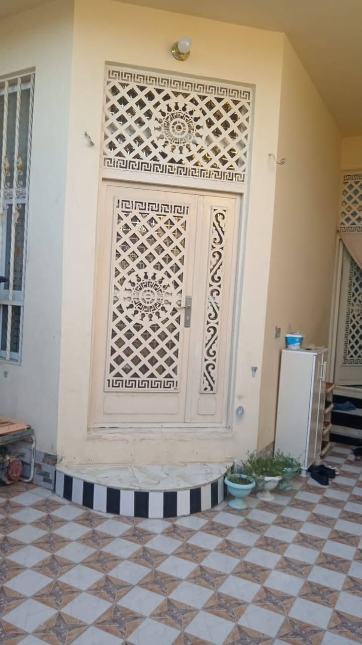 بيت للبيع مساحه ١٣٠متر بناء حديث درجه اولى طابقين في بلدروز كسيرات قرب مدرسة فاطر
عنوان المكتب حي العسكري مقابل المركز الصحي للاستفسار الاتصال على الرقم *********** ***********
