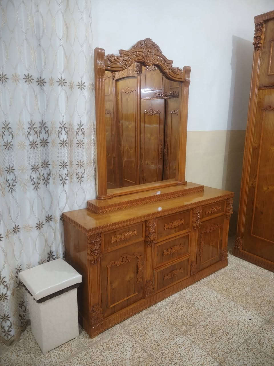 للبيع مستخدمه شهر واحد  بعدها جديده نقشات كلو زان خشب ثقيل شي مرتب السعر مليون وربع
*********** واتساب
***********
