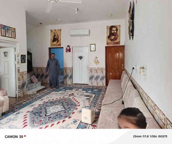 السلام عليكم 
بيت زراعي مساحه 200للبيع بناء حديث قابوق وكونكريت 
متكون من غرف 2 وصاله وديوانيه وصحيات داخليه وخارجية بيت كامل مثلا ماموضح ب الصور 
عنوانه منطقه السبل قريب ع الشارع العام قرب ديوان حجي حميد الزيرجاوي 
السعر 125 وبيه مجال 
***********
