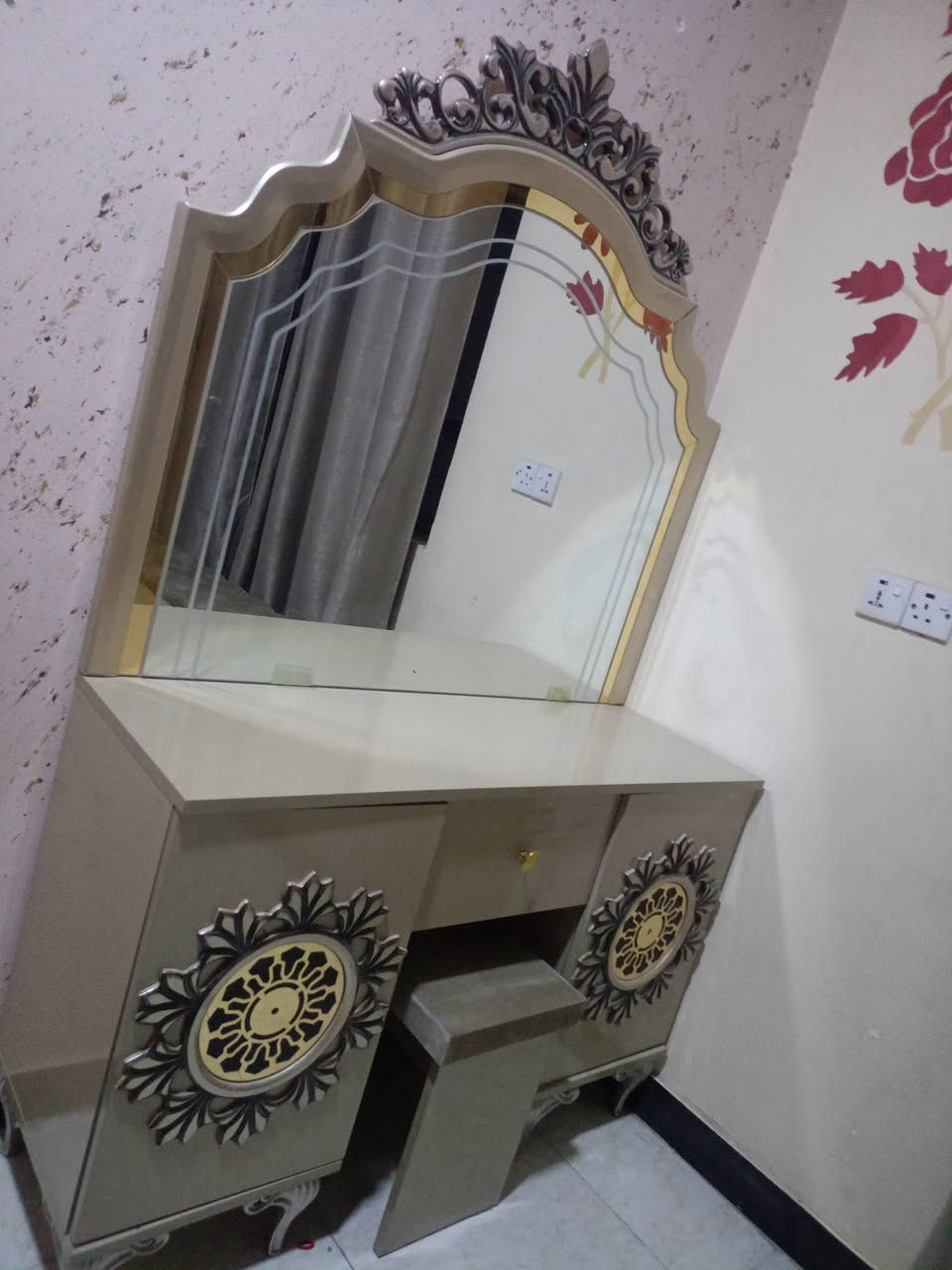 تتكون من 7قطع جربايه كنتور ميز تواليت طابوريه شازلون وكودميات2 ب550 عنوان بغداد 
***********
