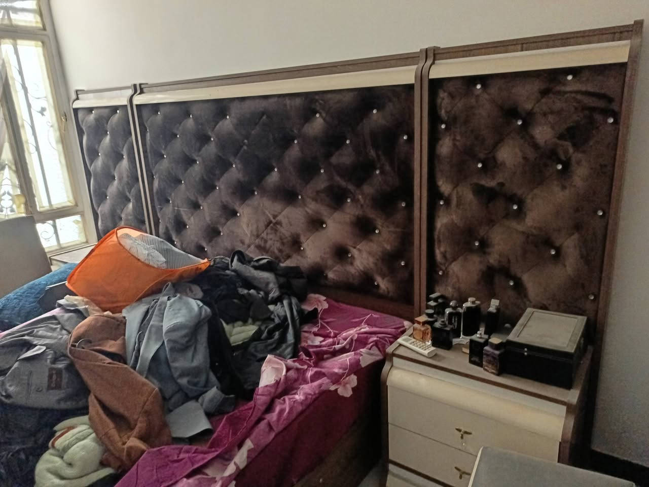 غرفة نوم تركية درجة اولى ثقيلة اخذتها ب 1700 دولار .. ابيع ب 600 الف و بيها مجال
الغزالية ***********
الصور مو واضحة لان الغرفة هوسة متروكة بالواقع احلى و الكنتور سلايد انارة مخفية
