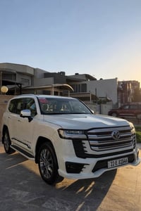 لاندكروز  vxلمتدد2023  وكاله ساس داخل الضمان ماشيه 50الف كيلو متر  الس...