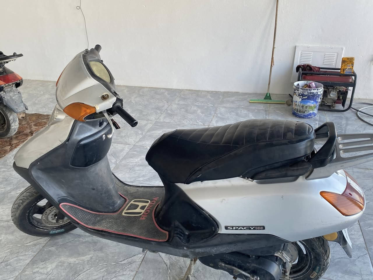 السلام عليكم دراجه سبيسي ياباني للبيع الدراجه خير من الله سلف هندر كلها شغاله فقط قفل الجنطه مايشتغل السعر 550 وبيها مجال العنوان السفحه الاولى شارع السكلات ***********
