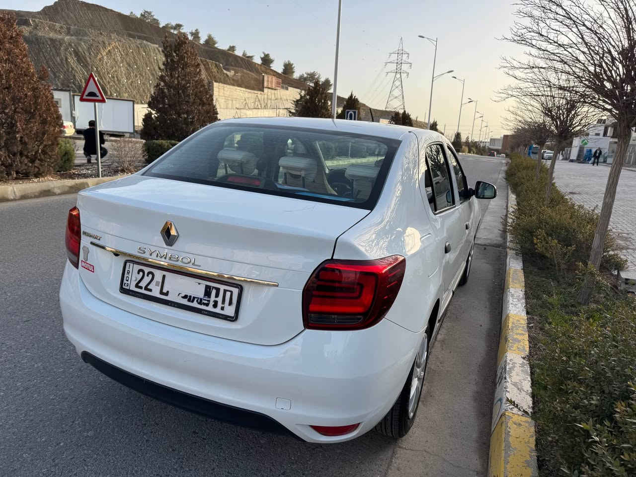 ڕینۆ سیمبول 
٢٠٢٠
بێ بۆ یاخ 
٢ پەڵە PDRهەیە 
سەیارەکە زۆر جوان و تازەیە 
٤ تایە تازەی لە ژێرایە 
هایدرۆلیک تازە گۆڕاوە 
کامل سیرفسی تازە بۆ کراوە لە مۆتۆڵ
تەپەی گێڕ و مەکینە و کارەبای هەموی بە شەرت
بێ تەرزەیە. سفری ئێرەیە 
تەحویل وەکالەت غەرامە بەشەرت 
شوێن سلێمانی 
*********** السليمانية, العراق
