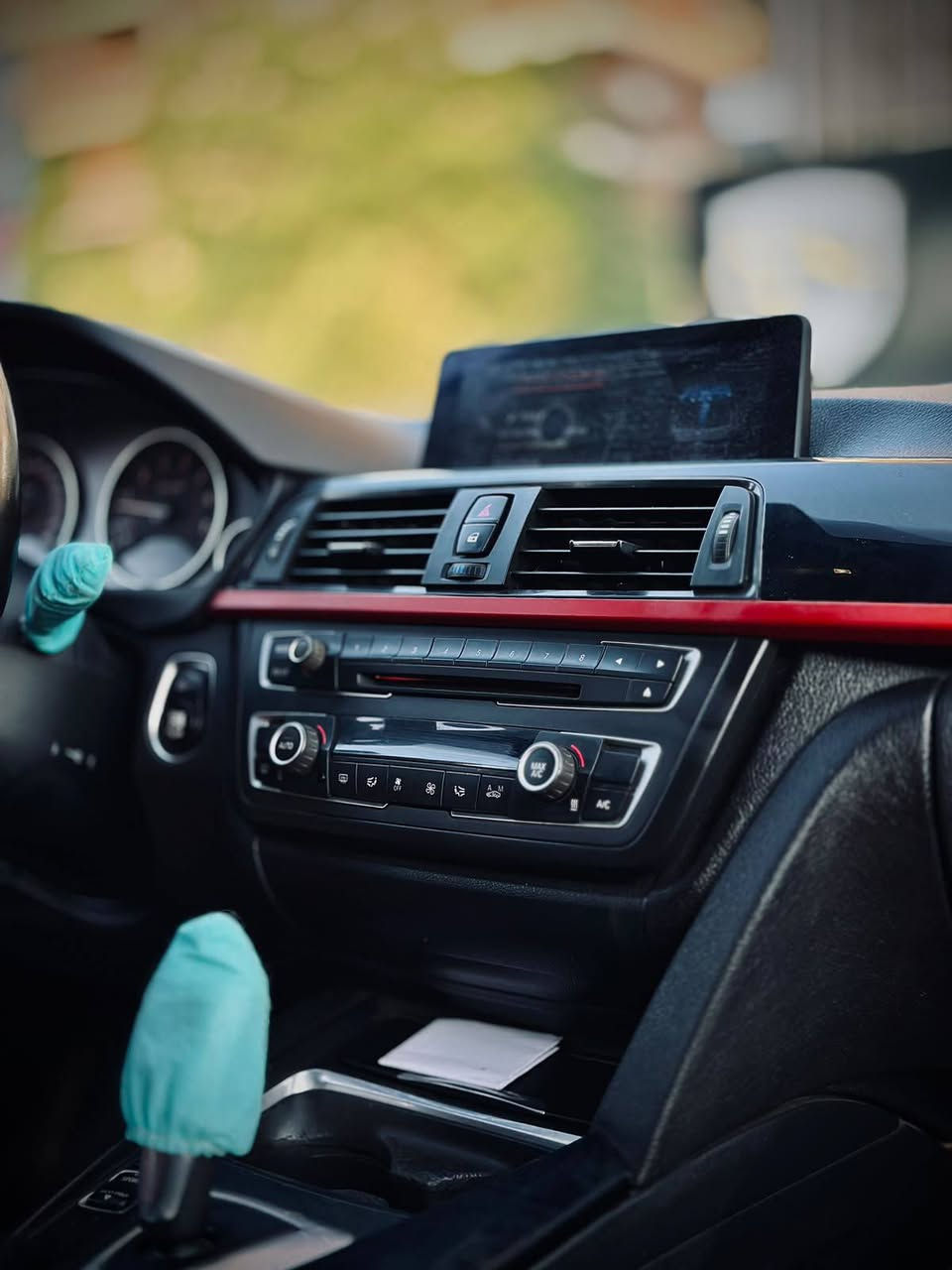 الموديل: BMW 320i موديل 2014.

 الحالة: فابريكا بالكامل من الداخل، ورشة خارجي (ما عدا السقف) للتجميل فقط (بحالة ممتازة).

 العداد: 245,000 كم (صيانة دورية).

 الرخصة: سارية لمدة سنة.

 المرور: مرور السلام.

✨ مميزات الـ 320i:
 تصميم رياضي خالد يخطف الأنظار.
 نظام دفع يمنحك ثقة وأداء ألماني لا يضاهى.
 حالة صاج وميكانيكا تعكس الاهتمام بالسيارة.

السعر لي سرعه البيع 

للتواصل او الاستفسارات علي رقم :٠١١٢٠١٧٥٢٤٨ القاهرة, مصر


**إذا كنت صاحب هذا الإعلان وتريد حذفه لأي سبب، رجاءا أرسل رسالة إلى الدعم الفني**