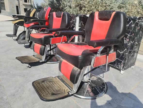 السلام عليكم
كراسي عدد ٤ مع ميز حلاقة مع مرايات 
للبيع السعر ٥٠٠ الف
للاستفسار
***********
