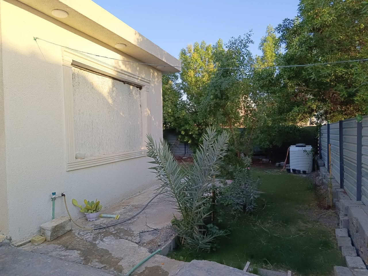 السلام عليكم الدار للبيع السعر 255 مليون وبي مجال إن شاء اللّٰه مساحة البناء 250 متر مساحة الأرض 1250  نصف دونم طابو زراعي سند الدونم بأسمنا ويتم عمل قرار محكمة للمشتري العنوان بغداد الدورة هور رجب مجمع المنتجع السكني والسعر يعتبر جداً مناسب بالنسبة لأسعار المنطقة تفاصيل الدار استقبال7×4 هول 4×4 حولي 8×4 الحولي يتضمن المطبخ والصحيات غرفتين نوم 4×5 بيتونه4×5 وبيها صحيات البيت كامل من كل النواحي وارضيته بورسلين ماعدا الغرفتين والدرج والبيتونه صب بدون تطبيك اني صاحب الدار وساكن بيه حالياً والي يجي اهلاً وسهلاً بيه وهذا رقمي *********** وعذراً على الأطالة
