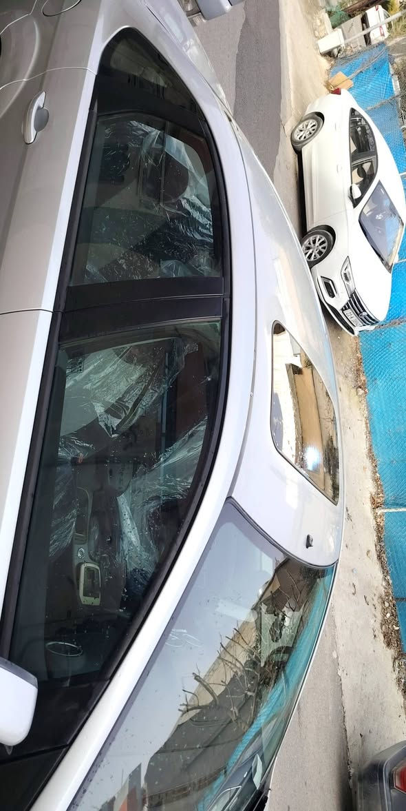 بەناوی خوای گەورە
فۆرت فۆکس 2011 تیتانیۆم
فول فول مواسەفات
سڵایت چوار جام کارەبا شاشەو کامێرەو حاسەی دواوە
دەرگاو سنوق بەسمە دوو بەسمەی شەریکەی لەگەلە
کوشن جڵد کوشنی پێشەوە هیتەرە کوشنی سایەق کارەباییە
لایت بیلاد عەدەسەو زینۆن ئاوێنە ئیشارەتو کارەباییە ئاوێنەی ناوەڕاست دژە فولە
تەبریدی نیزامی سپلێتە بە دڵی خۆت گەرمو ساردی ئەکەی هەر لایەو بە جیا
گێر عادیو ئۆتۆماتیک
تەقەو رەقەی نیە هەمو گیانی مەزبوتە
رەقەم باریک سەنەوی تا 2028 تازەیە
یەک پارچەو پەڵەیەکی بۆیاخە  دەعمو ناوگرتنی نیە
نرخی 70 گەڵا
***********
***********
هەردو رەقەم ڤایبەرو وەتس ئەپی لەسەرە
