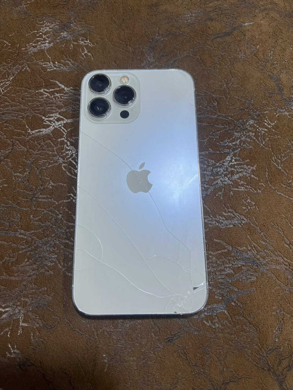 آيفون ١٣ برو ماكس ضهر مفطور و مبدل بطاريه فقط سعر ٤٥٠ بي مجال للطيبين مراوس حسب القناعه مكاني شارع عبد الرحمان حي جامعه رقم ***********
