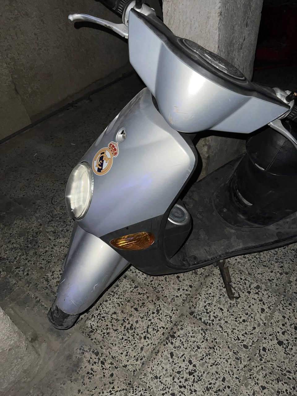 السلام عليكم عندي هاي الدراجه فله لون رصاصي كله بلادي صار شهرين نازله رمبه من أمير القريشي عنواني بغداد مدينة الصدر تجي تفحص وتاخذها من باب البيت الرقم ***********
