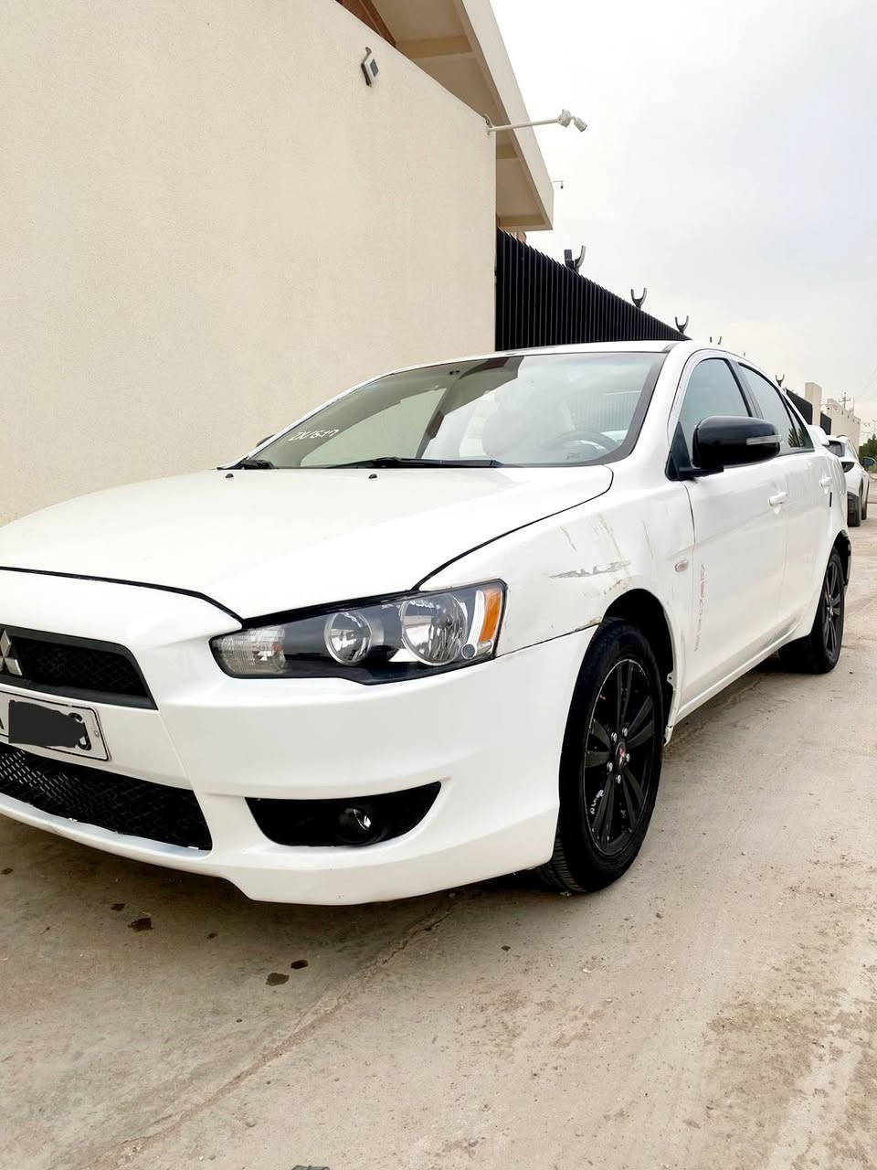 بيع لانسر قرش 2015 استلام شركة يعني خليجية رقم انكليزي دولي (بسمي السيارة) محرك وكير وتبريد وكهربائيات وحداده امامي وخلفي كله بحاله جيده تخم تاير جديد باتري جديد شاشة تاب  لايت زنون تبريد شغال ويا السويج يعني (جاهزه) ومابيه اي نقص. اما الكشر واضح بلسونر المرفق صورة منه
( ابيع مصبوغه حزام) حتى بدون تعب للطرفين. 
السعر 77$. ومكاني بغداد / للستفسار *********** بغداد, العراق
