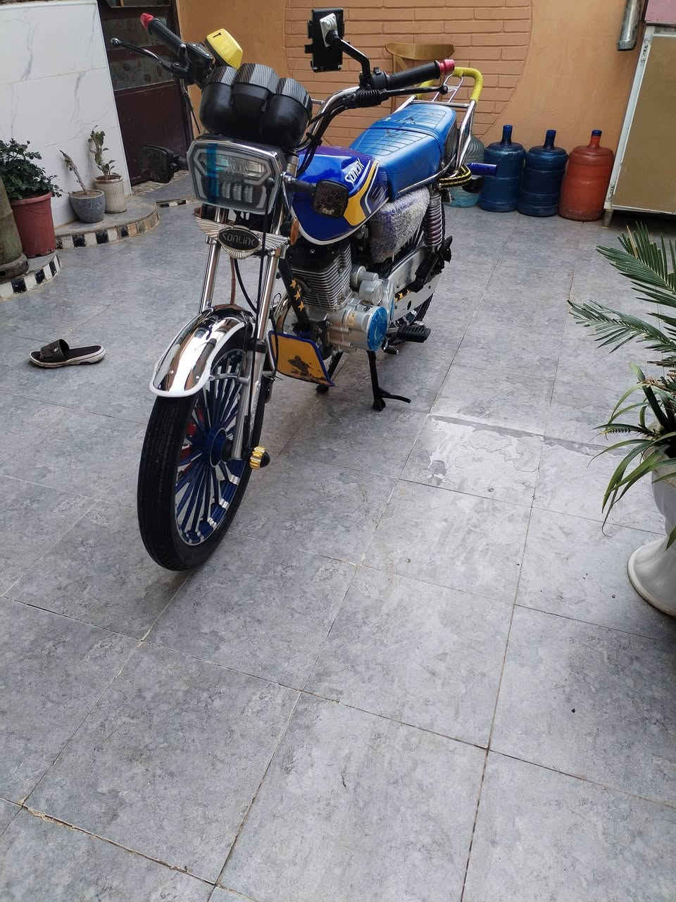 السلام عليكم
ملاحضة الصلنصة مو وياهة 
موديل 2024 شكل ال 2025 
فول نضافة
تايرات زوج جدد
لون ازرك 
مكان ديالى شهربان
السعر 715 او بيهة مجال 
***********
