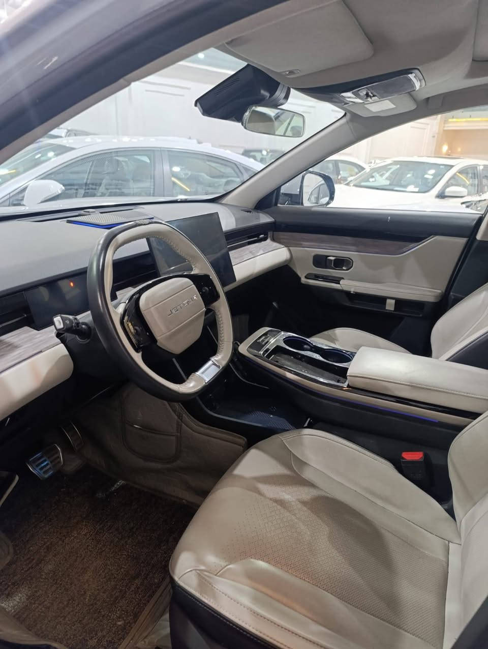 جيتور Dashing 1.6L Luxury
الموديل : 2024 
المحرك: 1.6 L تيربو 
القوة الحصانية : 197 حصان 
ناقل الحركة : 7 سرعات
الضمان الاساسي : 6 سنوات وعداد كيلومترات مفتوح. 
المواصفات:
*5 راكب 
ويل قياس 20 أنج 
بانوراما
كاميرا محيطية 360 درجة
ثلاجة 
شاشة التحكم 15.6 أنچ
شاشة لعرض القيادة 
شاشة لعرض البيئة 
التحكم بالمكيف لمس من خلال الشاشة 
التحكم الصوتي بنظم السيارة 
تشغيل عن بعد
تحذير مغادرة المسار
رادار امامي مع مانع تصادم أمامي 
تحذير النقطة العمياء 
شاحن هاتف لاسلكي
قبضات الأبواب مخفية 
مقصورة الركاب من الجلد
المقاعد الأمامية كهربائية مع ذاكرة 
المقاعد الأمامية تدفئة وتبريد 
مصابيح أمامية LED 
بلوتوث 
نظام المساعدة على النزول من المنحدرات 
المرايا الجانبية قابلة للطي كهربائيا
*صندوق كهربائي
حساسات امامية وخلفية
محدد سرعة
نظام المساعدة على القيادة 
مرايا بخاصية التعتيم الذاتي
دخول ذكي (بصمة)
عتبات الأبواب مضيئة 
انارة محيطية
انارة ترحيبية 
موسيقى ترحيبية 
هاند بريك كهربائي
مأخذ USB 
مؤشر لضغط الاطارات
*8 سماعات مع سماعات رأس في المقاعد الأمامية 
نظام فلترة الهواء وتنقيته
ماشية ٣٥ الف 
مكفولة من حادث او صبغ
بيها كم شخط بالدعامية
السعر ١٦٠ 
***********
