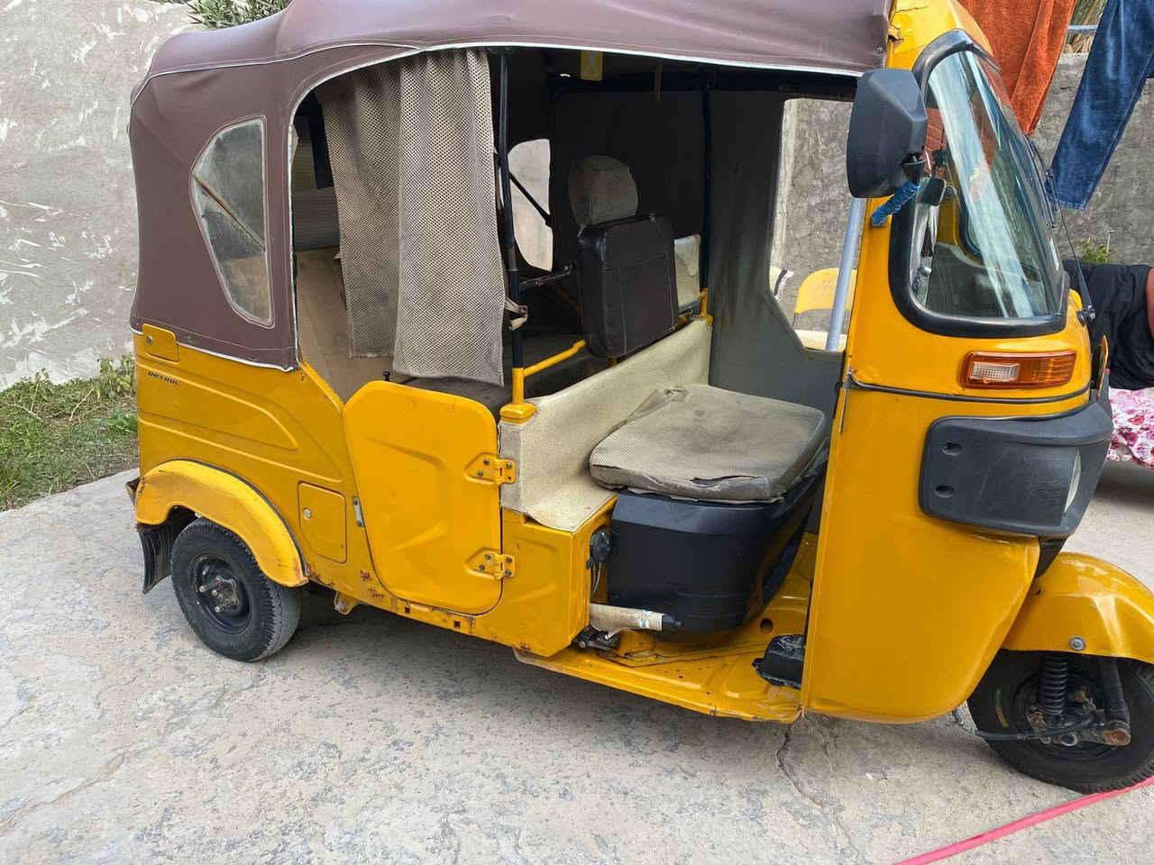 السلام عليكم تكتك للبيع موديل 2021 رقم وسنويه تكتك نضيفه كدامكم كيرها مكينتها خير من  الله التكتك رايدها 6500 قفلها مكان بغداد المحموديه اتصل أو واتساب (***********)
