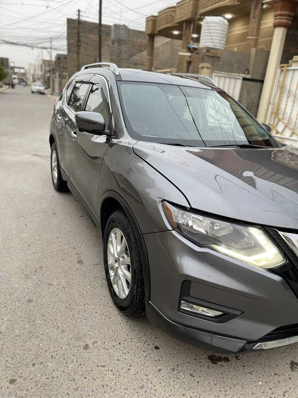 سلام عليكم للبيع او مراوس نيسان روج 2018 وارد امريكي محرك 2500 حجم الكبير
فوول مواصفات sv واحد على واحدٍ 
بانوراما طكتين؛ خمس كامرات 360 درجه ؛ جنطة شفط حساس ؛كراسي كهرباء تدفئه ستيرن وكشن ؛ 
تشغيل عن بعد ؛ بصمة تشغيل وابواب ؛ فور ويل ؛ وضعيات قياده ؛ قطعتين تبريد ؛ وبعد هواي مواصفات المعروفة بهاي الفئة 
محرك كير صدر تبريد كلة شركة ممفتوح 
حادثهة دعامية اماميه صبغ فقط وبيه تعديل بارد فقط براس الشاصي اليمين لا حار ولا قص كفاله موجود سونار بدي كار واكو مكانين شخوط بيهة واضحه بالصور 
ماشيه 102 الف. 
السعر 165 $ وبيهة مجال مكاني الرمادي التاميم للاتصال *********** موجود واتس
