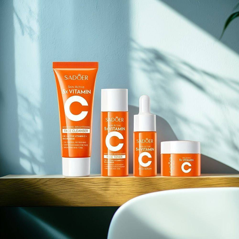 ✨مجموعة فيتامين سي 5x من Sadoer هي مجموعة عناية بالبشرة من 4 قطع بتركيبة مركّزة من فيتامين C ونياسيناميد. مصممة لتفتيح البشرة وترطيبها وتوحيد لونها.وتنظيف فعال للمسام  تحتوي المجموعة على منظف للوجه، تونر للوجه، سيروم للوجه، وكريم للوجه. 🍊

✅الفوائد الرئيسية :-
✔️ غنية بـ 5 أضعاف مستخلص فيتامين سي، وتحتوي أيضًا على النياسيناميد وحمض الهيالورونيك.
✔️ تساعد على تفتيح البشرة الباهتة وتقليل ظهور البقع الداكنة وتغير اللون.
✔️ يعمل فيتامين C كمضاد قوي للأكسدة، حيث يحمي خلايا البشرة من التلف الذي تسببه الجذور الحرة والعوامل البيئية الضارة مثل التلوث وأشعة الشمس.
✔️ يساعد فيتامين C على تحفيز إنتاج الكولاجين الطبيعي في البشرة، مما يحسن مرونتها ويقلل من ظهور الخطوط الدقيقة والتجاعيد، ويمنحكِ مظهرًا أكثر شبابًا.
✔️ المزيج مع النياسيناميد يساعد على تقليل مظهر المسام المتضخمة ويوحد لون البشرة، مما يؤدي إلى بشرة أكثر صفاءً وتوازنًا.
✔️ تم تصميم المنتجات خصيصًا للمساعدة في التخلص من بقع الشمس والتصبغات والبقع العمرية، مما يمنح البشرة إشراقة صحية ومتوهجة.
✔️ المكونات الإضافية مثل حمض الهيالورونيك والجلسرين تحبس الرطوبة بعمق، مما يجعل البشرة ناعمة وملساء ونضرة لفترة طويلة.
#الاصلي 💯

🚘يوجد خدمة توصيل لجميع محافظات العراق ٤ 🚘


**إذا كنت صاحب هذا الإعلان وتريد حذفه لأي سبب، رجاءا أرسل رسالة إلى الدعم الفني**