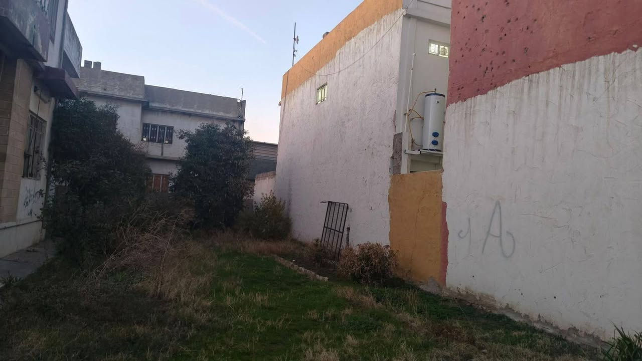 ارض للبيع في حي الرفاعي 240 م الواجهة 8 م قرب مدرسة المواهب اتجاه شروق . 
عقارات الصفوة حي المصارف قرب  جامع سعدي مهدي
***********
***********
