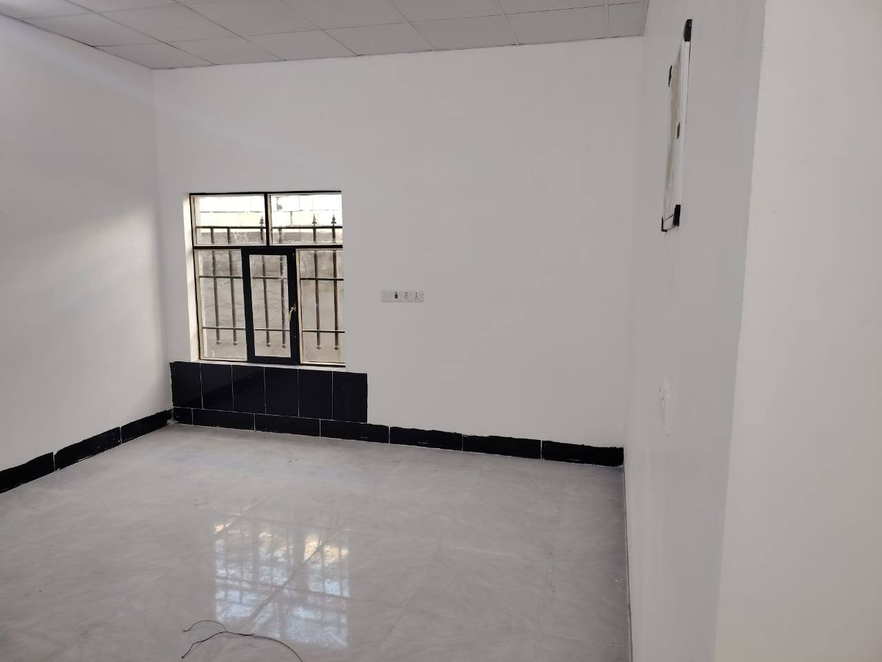 السلام عليكم للبيع بيت زراعي مساحه قطعه 280 متر البناء ١٦٥ متر يتكون من 2 غرف نوم مطبخ وهول وربعه وصحيات خارجيه سقوف ثانويه سيراميك البيت بعده زيرو صفر محد ساكن بي كدامه شارع تبليط جديد حديقه  بيع مستعجل السعر من الاخير 55 مليون بي مجال شي قليل المكان العلم روتانا للاستفسار على الرقم وحياكم الله ***********
