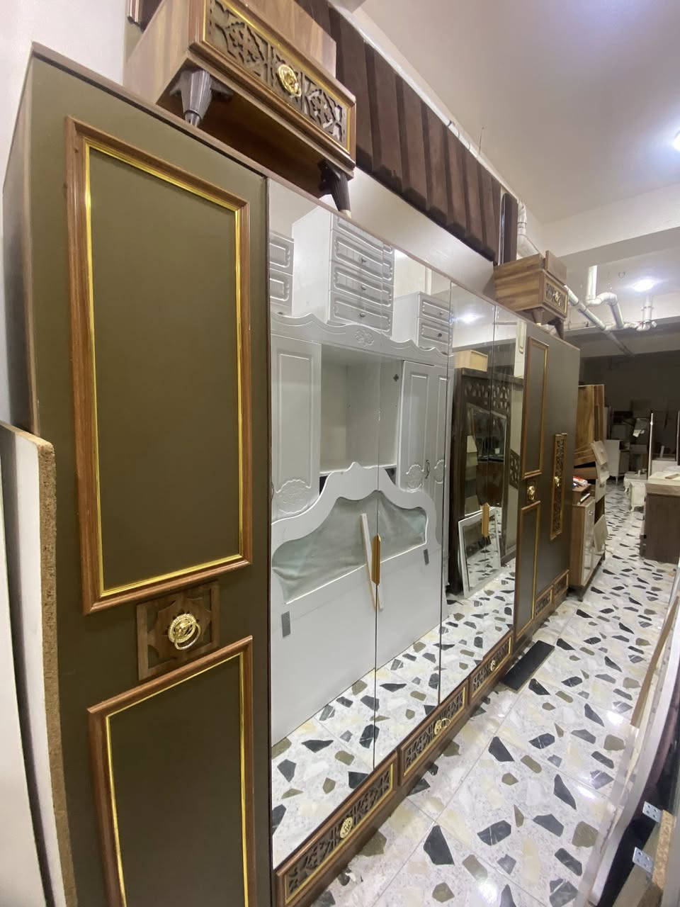 السلام عليكم غرف نوم كامله بسعر مناسب وغراض مستخدمه الرقم ***********المكان تكريت حي العصري نهايت شارع البلديه يم أسواق البركه كلمن وسعره يوجد خدمت توصيل
