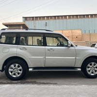 باجيرو مديل ١٣ ماشيه ١١٠ مراوس بجيب معه فرق وعنده ينزل سياره بل تعليق ...