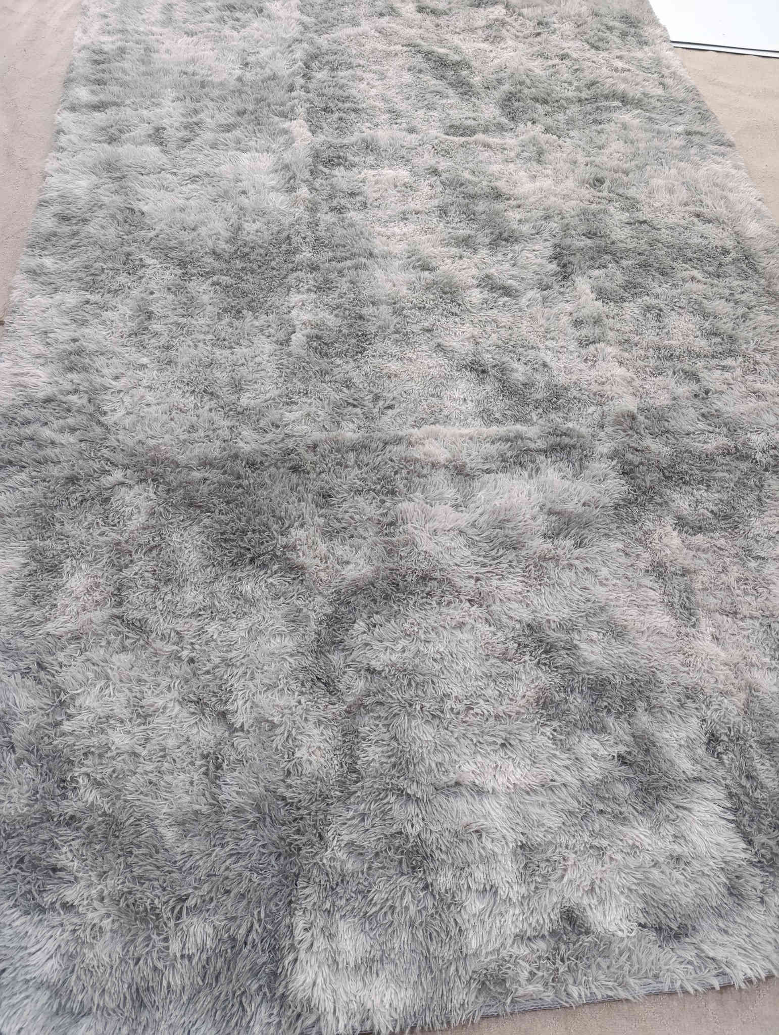 فەرش بن لاستیک دوو بەسێ لەکەلار کۆن ئەو رەنگانە بەردەستە کێ زوو هات پیرۆزی بێت 
دانەی 22هەزارە تکایە مەعامەلەی نیە
***********
