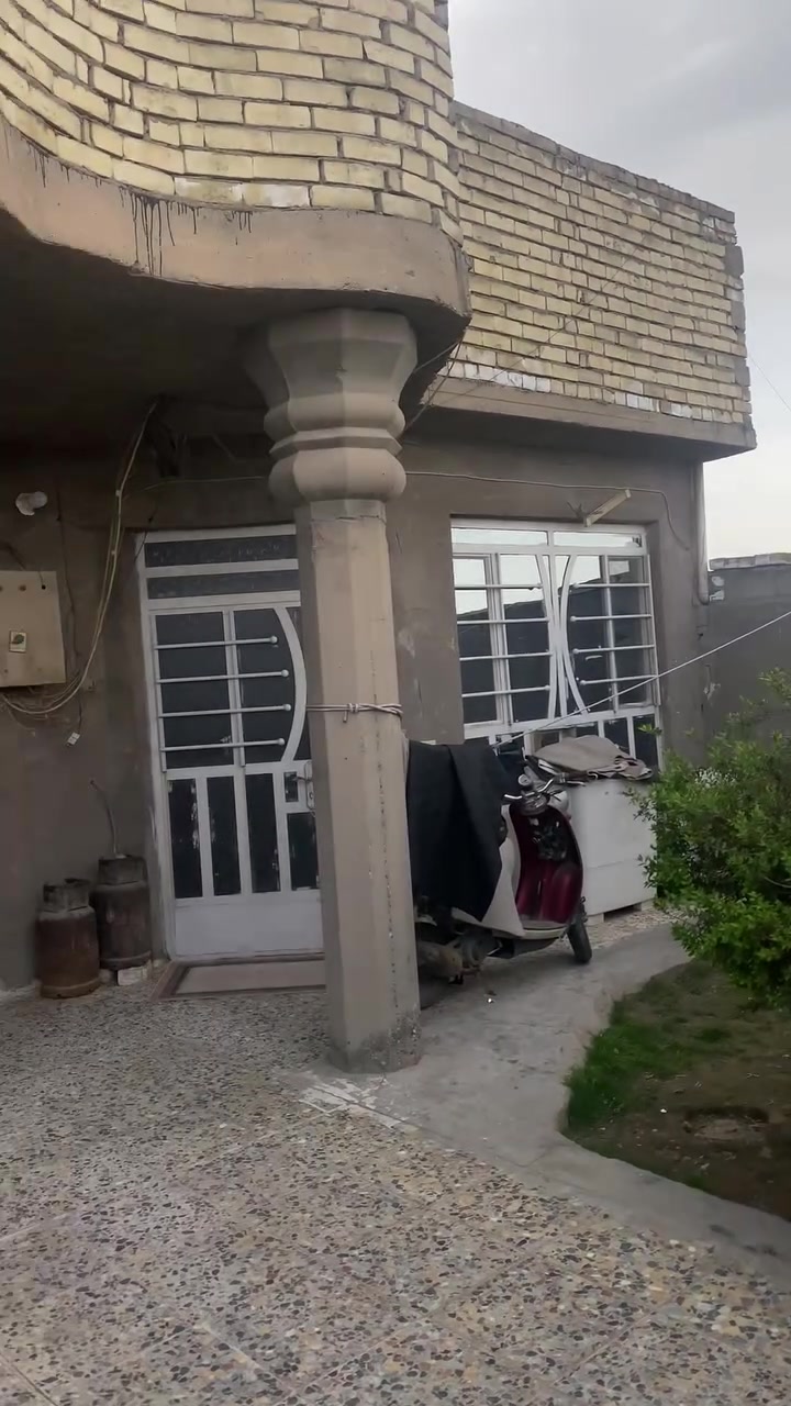 الدار للبيع بيت مساحه 200متر ونزال25مكاتبه سند 35 الصور كدامك وذا تحب تجي تشوف لبيت شارع المخازن مقابل الاعمده مال مجمع فيروز السكني على الشارع العام 100متر عن الشارع العام الرقم واتساب (***********)
سعر البيت 70قفل مابي كل مجال

